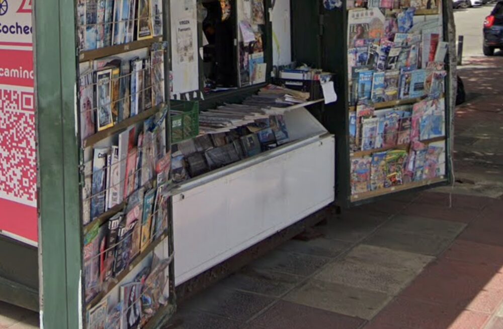 Mostrador del kiosko con prensa y revistas