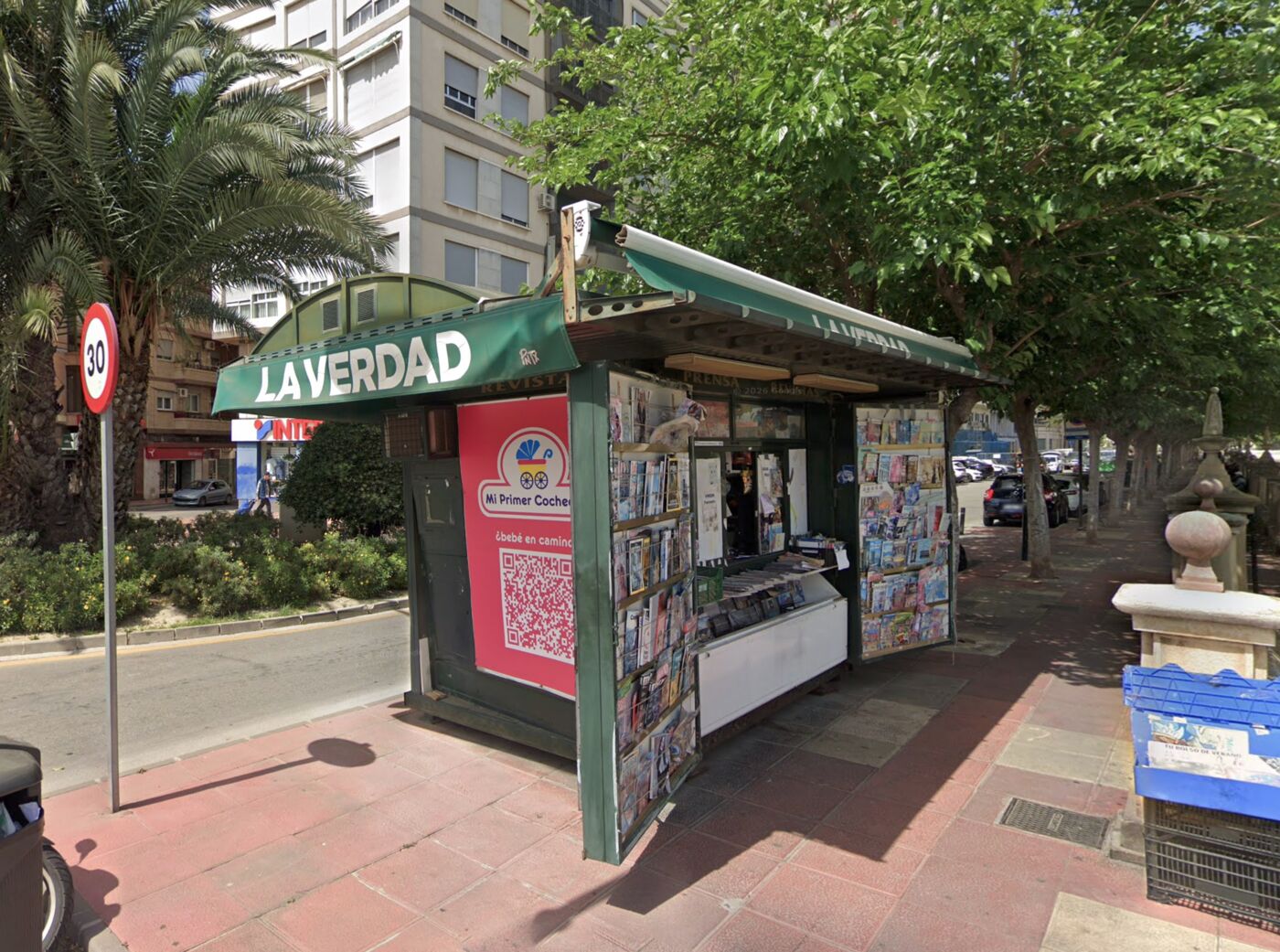 Fachada de Kiosko Mateo con su marquesina verde en la Plaza de los Voluntarios, El Carmen (Murcia)