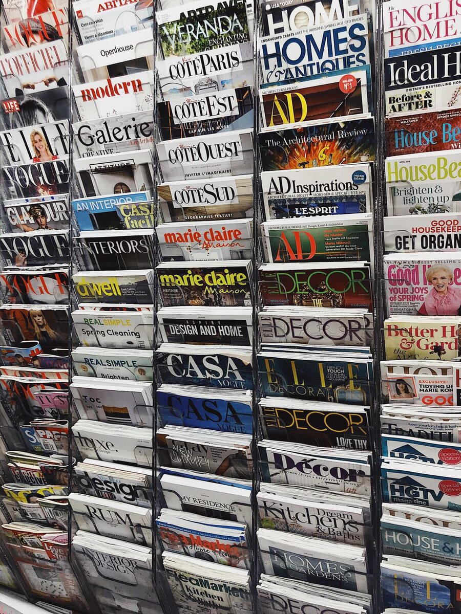 Expositor con revistas de decoración, moda y actualidad